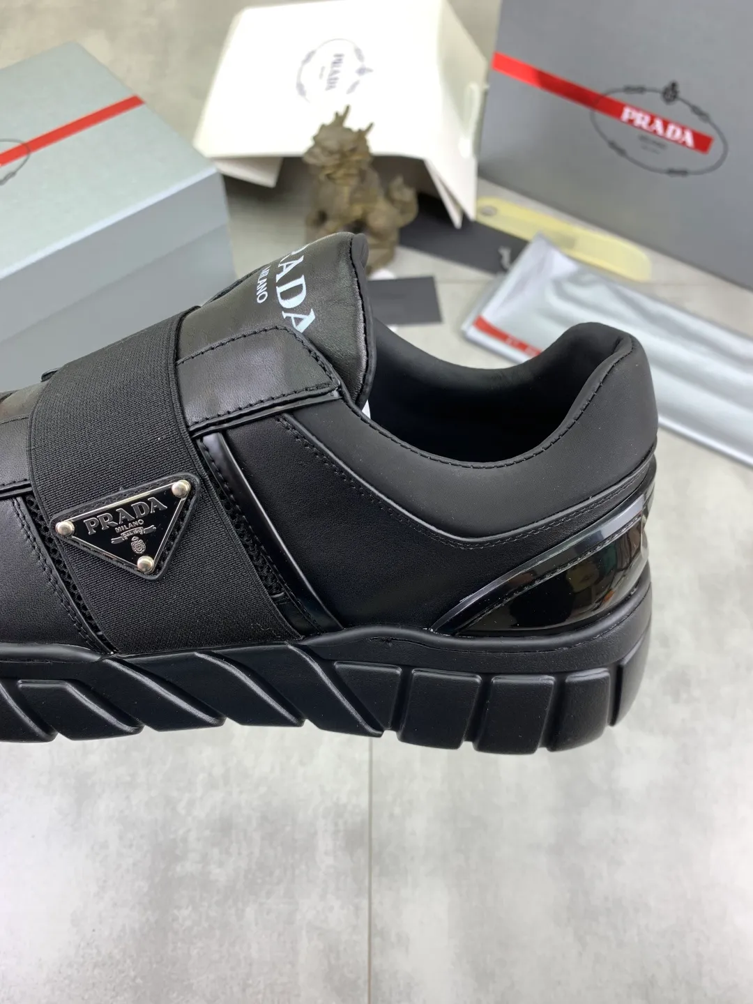 Men's men's shoes P560💰 [Real Price] Popular models are on the official website, 🆘 Trendy brand (Prada) mainly promotes popular models, avant-garde and versatile fashionable men's shoes private version mold opening, cowhide surface splicing 1:1.. Stylish and simple, original imported cowhide lining cowhide feet; the atmosphere and personality are more fashionable, eye-catching and pursuing class. It will subvert the old ideas and be a must-have for fashionistas who want to spend time with you! Must keep it! Tall and comfortable, large and low, high-end quality workmanship. Code number: 38-45 2️⃣optional.
